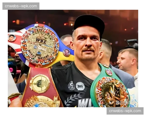 世界拳击重量级统一战：乌西克分歧判定险胜富里，卫冕金腰带