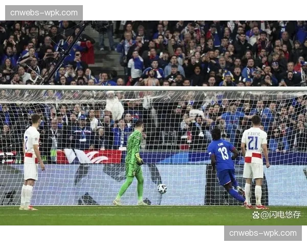 点球！主裁判经VAR回看后判罚点球，巴黎由阿森西奥主罚命中